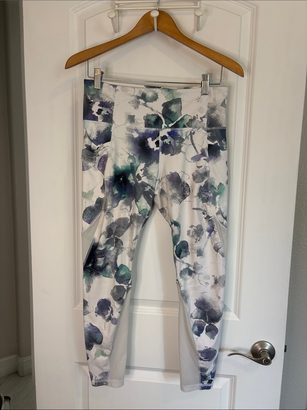 Athleta Mudra Floral Watercolor 7/8 Tight Leggings Size Medium - Picture 2 of 12